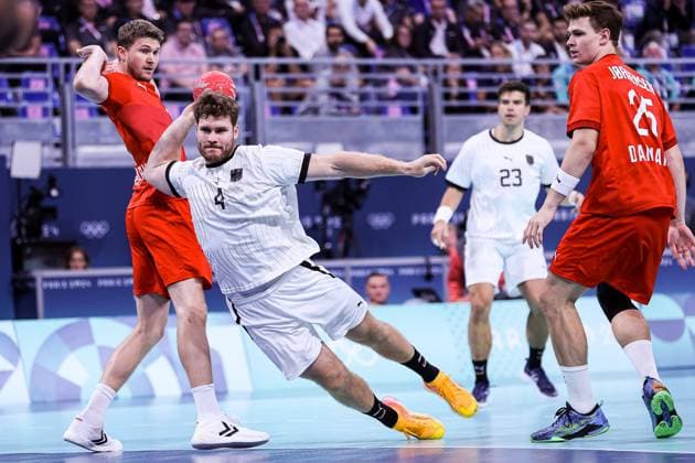 FRA, Olympische Spiele Paris 2024, Handball Herren Finale, Deutschland (GER) vs Daenemark (DNK), 11.08.2024 Johannes Golla (Deutschland 04) vs Jacobsen M (Daenemark 04) FRA, Olympische Spiele Paris 2024, Handball Herren Finale, Deutschland (GER) vs Daenemark (DNK), 11.08.2024 Lille Copyright: xEibner-Pressefoto RogerxBuerkex EP_RBE