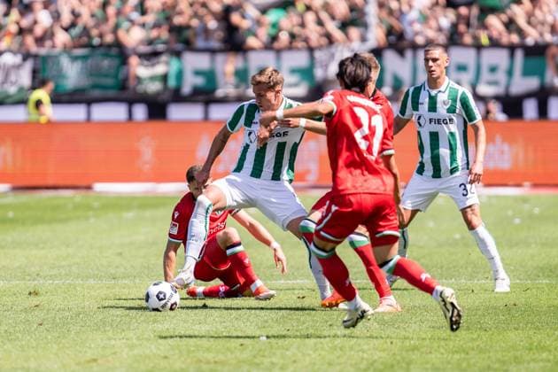 GER, 2. FBL, Preußen Münster Preussen Muenster vs Hannover 96 11.08.2024, Preußenstadion, Münster, GER, 2. FBL, Preußen Münster Preussen Muenster vs Hannover 96 Im Bild: Zweikampf zwischen Joel Grodowski (Preußen Münster Preussen Muenster, 9) Enzo Leopold (Hannover 96, 8) Sei Muroya (Hannover 96, 21)