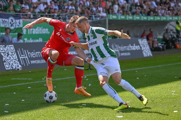 11.08.2024, Fussball, 2. Bundesliga, 2. Spieltag Saison 2024 2025, Preußen Münster - Hannover 96, Phil Neumann (Hannover 96), Marc Lorenz (SC Preussen Münster), xRHR-FOTO TKx