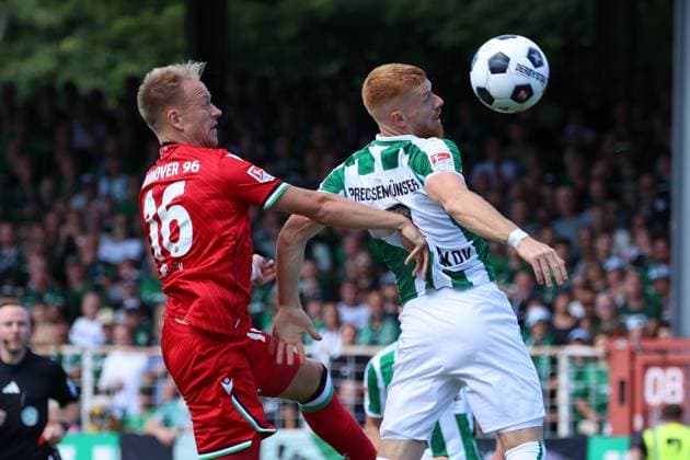 GER, Preussen Muenster gegen Hannover 96, Fussball, 2.Liga, 2. Spieltag, Spielzeit 2024 2025, 11.08.2024 Havard Nielen (Hannover 96, 16) Mikkel Kirkeskov (Preussen Muenster, 2) DFL REGULATIONS PROHIBIT ANY USE OF PHOTOGRAPHS AS IMAGE SEQUENCES AND OR QUASI-VIDEO GER, Preussen Muenster gegen Hannover 96, Fussball, 2.Liga, 2. Spieltag, Spielzeit 2024 2025, 11.08.2024 Muenster