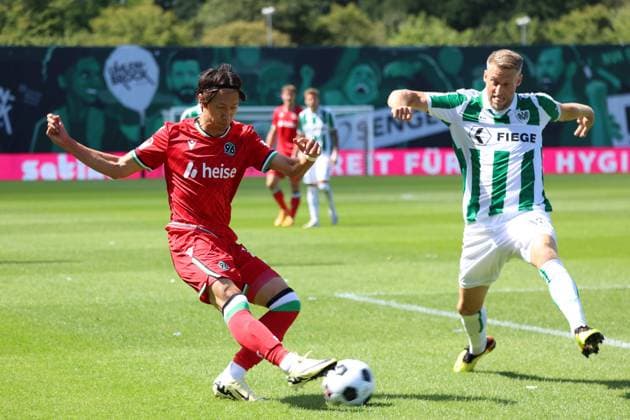 GER, Preussen Muenster gegen Hannover 96, Fussball, 2.Liga, 2. Spieltag, Spielzeit 2024 2025, 11.08.2024 Sei Muroya (Hannover 96, 21) , Joel Grodowski (Preussen Muenster, 9) DFL REGULATIONS PROHIBIT ANY USE OF PHOTOGRAPHS AS IMAGE SEQUENCES AND OR QUASI-VIDEO GER, Preussen Muenster gegen Hannover 96, Fussball, 2.Liga, 2. Spieltag, Spielzeit 2024 2025, 11.08.2024 Muenster