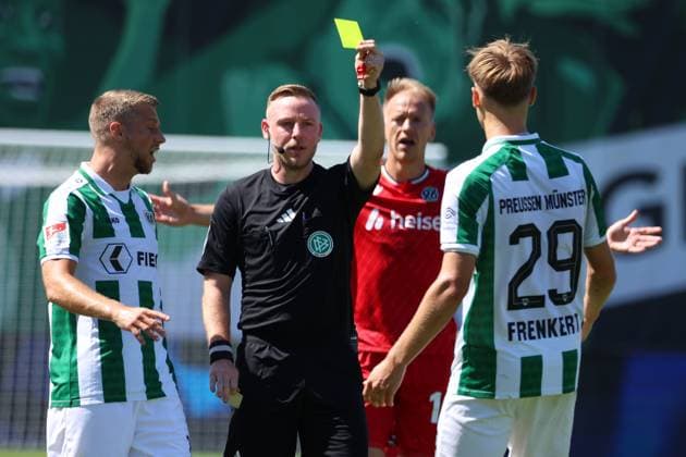 GER, Preussen Muenster gegen Hannover 96, Fussball, 2.Liga, 2. Spieltag, Spielzeit 2024 2025, 11.08.2024 gelbe Karte Lukas Frenkert (Preussen Muenster, 29) DFL REGULATIONS PROHIBIT ANY USE OF PHOTOGRAPHS AS IMAGE SEQUENCES AND OR QUASI-VIDEO GER, Preussen Muenster gegen Hannover 96, Fussball, 2.Liga, 2. Spieltag, Spielzeit 2024 2025, 11.08.2024 Muenster