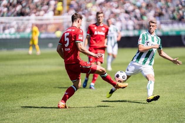 GER, 2. FBL, Preußen Münster Preussen Muenster vs Hannover 96 11.08.2024, Preußenstadion, Münster, GER, 2. FBL, Preußen Münster Preussen Muenster vs Hannover 96 Im Bild: Zweikampf zwischen Phil Neumann (Hannover 96, 5) und Marc Lorenz (Preußen Münster Preussen Muenster, 18)