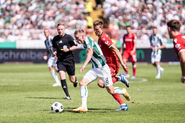 GER, 2. FBL, Preußen Münster Preussen Muenster vs Hannover 96 11.08.2024, Preußenstadion, Münster, GER, 2. FBL, Preußen Münster Preussen Muenster vs Hannover 96 Im Bild: Zweikampf zwischen Joshua Mees (Preußen Münster Preussen Muenster, 8) und Fabian Kunze (Hannover 96, 6); Ganzkörper Ganzkoerper ; Ball am Fuss;