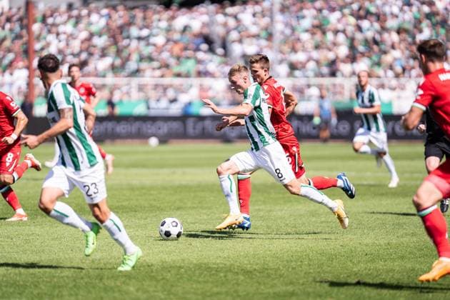 GER, 2. FBL, Preußen Münster Preussen Muenster vs Hannover 96 11.08.2024, Preußenstadion, Münster, GER, 2. FBL, Preußen Münster Preussen Muenster vs Hannover 96 Im Bild: Zweikampf zwischen Joshua Mees (Preußen Münster Preussen Muenster, 8) und Fabian Kunze (Hannover 96, 6); Ganzkörper Ganzkoerper ; Ball am Fuss;