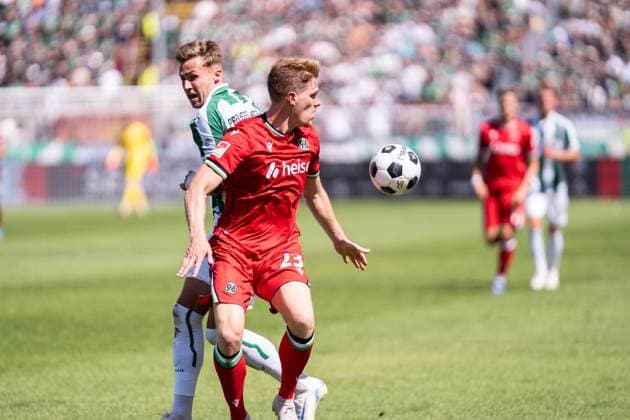 GER, 2. FBL, Preußen Münster Preussen Muenster vs Hannover 96 11.08.2024, Preußenstadion, Münster, GER, 2. FBL, Preußen Münster Preussen Muenster vs Hannover 96 Im Bild: Zweikampf zwischen Marcel Halstenberg (Hannover 96, 23) und Joel Grodowski (Preußen Münster Preussen Muenster, 9)