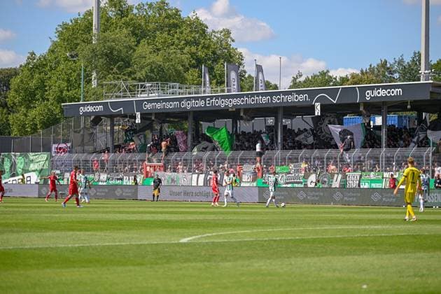 11.08.2024, Fussball, 2. Bundesliga, 2. Spieltag Saison 2024 2025, Preußen Münster - Hannover 96, Gästefans Hannover 96, xRHR-FOTO TKx