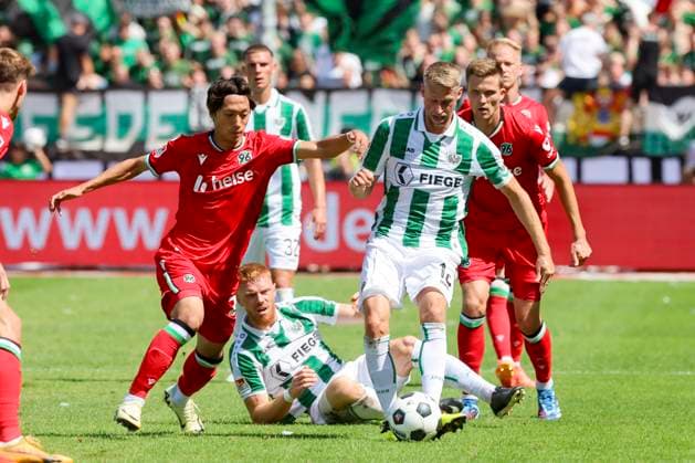 Sei Muroya (Hannover 96) und Marc Lorenz (SC Preussen Muenster) kaempfen um den Ball, 2. Bundesliga, Preußen Münster vs Hannover 96, Preußenstadion, 11.08.2024, Münster, Deutschland.