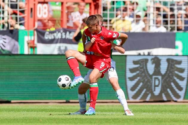 Nicolo Tresoldi (Hannover 96) und Jano Ter Horst (SC Preussen Muenster) kaempfen um den Ball, 2. Bundesliga, Preußen Münster vs Hannover 96, Preußenstadion, 11.08.2024, Münster, Deutschland.