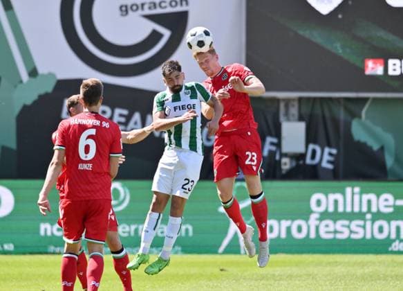 Marcel Halstenberg (Hannover 96), re., gegen Malik Batmaz (Preußen Münster) 11.08.2024, Fussball 2. Bundesliga, 2. Spieltag, Saison 2024 2025 Preußen Münster - Hannover 96 Muenster Preussenstadion Nordrhein Westfalen Deutschland