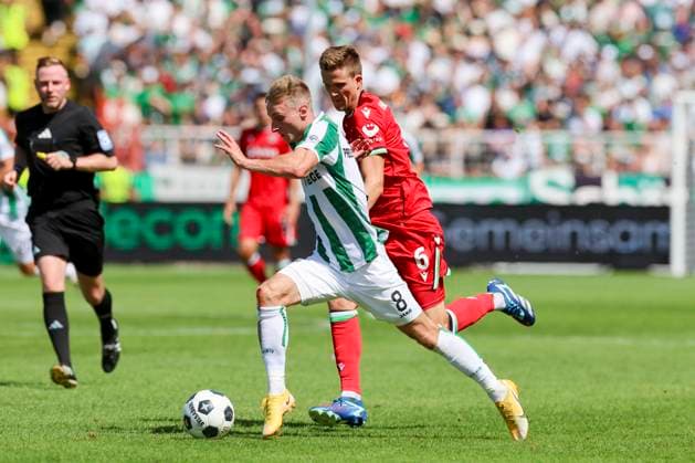 Joshua Mees (SC Preussen Muenster) und Fabian Kunze (Hannover 96) kaempfen um den Ball, 2. Bundesliga, Preußen Münster vs Hannover 96, Preußenstadion, 11.08.2024, Münster, Deutschland.