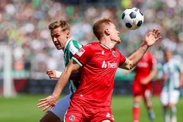 Joel Grodowski (SC Preussen Muenster) und Marcel Halstenberg (Hannover 96) kaempfen um den Ball, 2. Bundesliga, Preußen Münster vs Hannover 96, Preußenstadion, 11.08.2024, Münster, Deutschland.