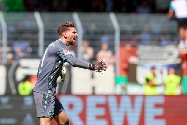 Torhueter Ron-Robert Zieler (Hannover 96) gestikuliert, 2. Bundesliga, Preußen Münster vs Hannover 96, Preußenstadion, 11.08.2024, Münster, Deutschland.