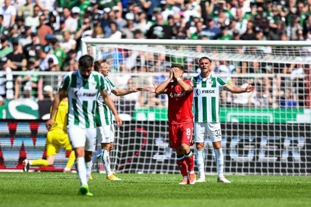 2. Bundesliga - SC Preußen Münster - Hannover 96 am 11.08.2024 im Preußenstadion in Münster Enzo Leopold (Hannover 96) unzufrieden, enttäuscht, enttaeuscht, niedergeschlagen.