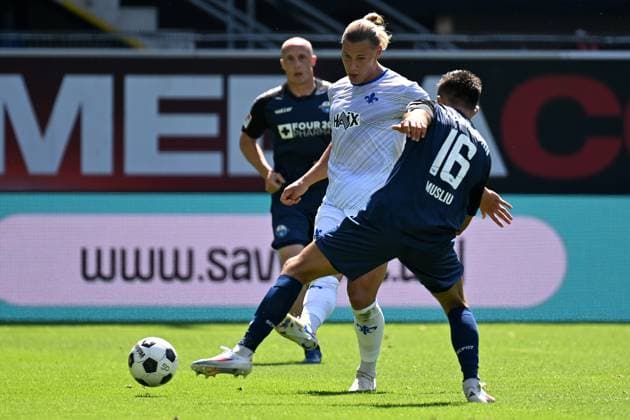 Paderborn, Home Deluxe Arena, 11.08.24, GER, Herren, 2.Bundesliga, Saison 2024-2025, SC Paderborn 07 - SV Darmstadt 98 Bild: v.li. im Zweikampf Finn LAKENMACHER (Darmstadt) und Visar MUSLIU (Paderborn) Only for editorial use! DFL regulations prohibit any use of photographs as image sequences and or quasi-video. NRW Deutschland