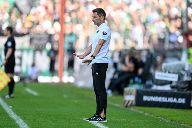 2. Bundesliga - SC Preußen Münster - Hannover 96 am 11.08.2024 im Preußenstadion in Münster Trainer Stefan Leitl (Hannover 96) gibt lautstark Anweisungen