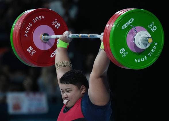 Sport Themen der Woche KW32 Sport Bilder des Tages (240811) -- PARIS, Aug. 11, 2024 -- Iuniarra Sipaia of Samoa competes during the weightlifting women s +81kg competition at the Paris 2024 Olympic Games, Olympische Spiele, Olympia, OS in Paris, France, on Aug. 11, 2024. ) (PARIS2024)FRANCE-PARIS-OLY-WEIGHTLIFTING ZhengxHuansong 