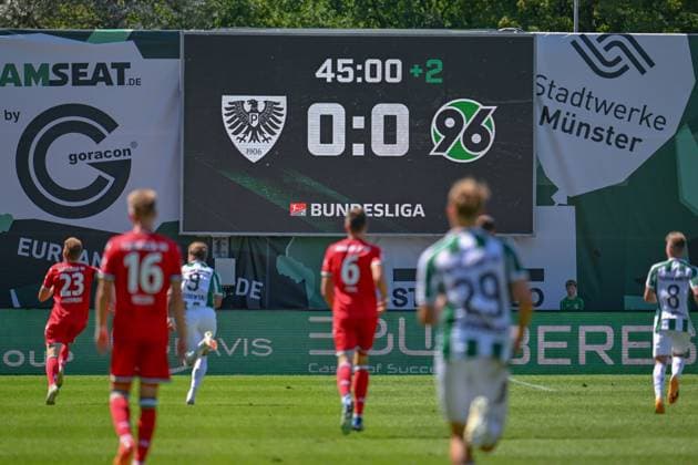 11.08.2024, Fussball, 2. Bundesliga, 2. Spieltag Saison 2024 2025, Preußen Münster - Hannover 96, Halbzeit Anzeigentafel xRHR-FOTO TKx