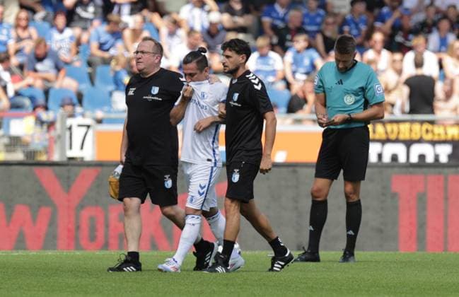 Baris Atik (1. FC Magdeburg) muss verletzt vom Platz Fussball, Herren, Saison 2024 2025 2.BL, Eintracht Stadion, Eintracht Braunschweig gegen 1.FC Magdeburg DFL REGULATIONS PROHIBIT ANY USE OF PHOTOGRAPHS AS IMAGE SEQUENCES AND OR QUASI-VIDEO.