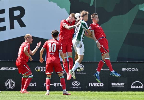 Kopfballduell Josh Knight (Hannover 96), li., gegen Lukas Frenkert (Preußen Münster) 11.08.2024, Fussball 2. Bundesliga, 2. Spieltag, Saison 2024 2025 Preußen Münster - Hannover 96 Muenster Preussenstadion Nordrhein Westfalen Deutschland