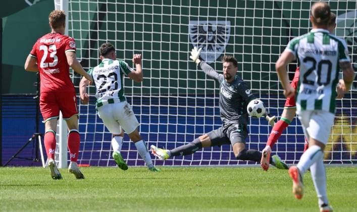 Malik Batmaz (Preußen Münster), li., scheitert an Torwart Ron-Robert Zieler (Hannover 96) 11.08.2024, Fussball 2. Bundesliga, 2. Spieltag, Saison 2024 2025 Preußen Münster - Hannover 96 Muenster Preussenstadion Nordrhein Westfalen Deutschland