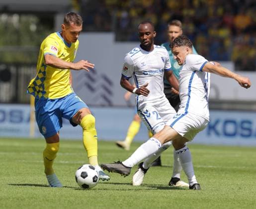 Sven Koehler (Eintracht Braunschweig) im Duell, Fussball, Herren, Saison 2024 2025 2.BL, Eintracht Stadion, Eintracht Braunschweig gegen 1.FC Magdeburg DFL REGULATIONS PROHIBIT ANY USE OF PHOTOGRAPHS AS IMAGE SEQUENCES AND OR QUASI-VIDEO.