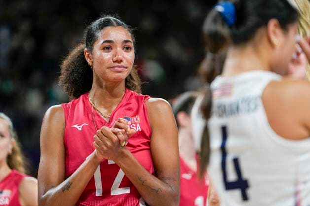 PARIS, FRANCE - AUGUST 11: Jordan Thompson of United States and Team USA get the Silver Medal during the Women s Gold Medal Match, Match 26, United States of America vs Italy on day sixteen of the Olympic Games, Olympische Spiele, Olympia, OS Paris 2024 at Paris Arena on August 11, 2024 in Paris, France. Paris Paris Arena France Copyright: xJustPictures.ch JarixPestelaccix jp-en-EuSpIm-_JPH6094