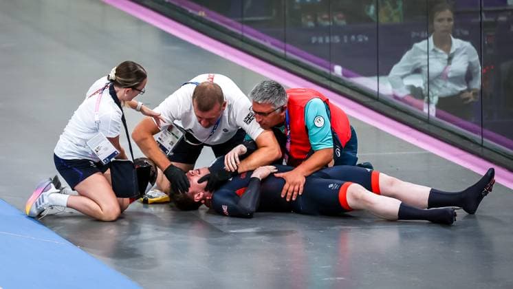 Sport Themen der Woche KW32 Sport Bilder des Tages Olympische Spiele (Bahnradfahren); Paris, 11.08.2024 Jack Carlin of Great Britain crashes in the mens Keirin final at the Olympic Games, Olympische Spiele, Olympia, OS Paris 11.08.2024. *** Olympic Games Track Cycling Paris, 11 08 2024 Jack Carlin of Great Britain crashes in the mens Keirin final at the Olympic Games Paris 11 08 2024 Copyright: xBEAUTIFULxSPORTS OlafxRellischx