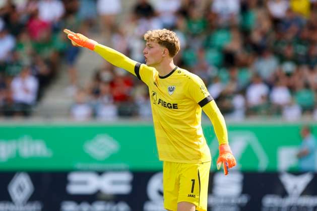 Torhueter Johannes Schenk (SC Preussen Muenster) gestikuliert, 2. Bundesliga, Preußen Münster vs Hannover 96, Preußenstadion, 11.08.2024, Münster, Deutschland.