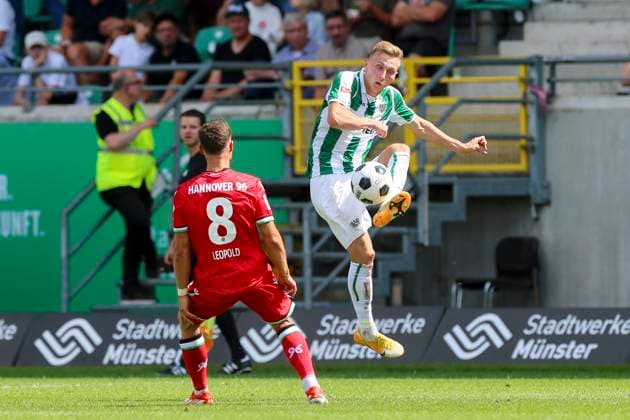 Enzo Leopold (Hannover 96) und Joshua Mees (SC Preussen Muenster) kaempfen um den Ball, 2. Bundesliga, Preußen Münster vs Hannover 96, Preußenstadion, 11.08.2024, Münster, Deutschland.