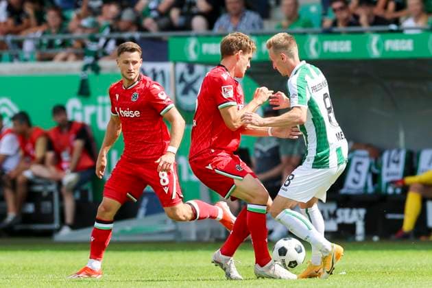 Enzo Leopold (Hannover 96), Max Christiansen (Hannover 96) und Joshua Mees (SC Preussen Muenster) kaempfen um den Ball, 2. Bundesliga, Preußen Münster vs Hannover 96, Preußenstadion, 11.08.2024, Münster, Deutschland.