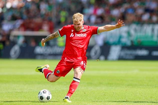 Andreas Voglsammer (Hannover 96) kontrolliert den Ball, 2. Bundesliga, Preußen Münster vs Hannover 96, Preußenstadion, 11.08.2024, Münster, Deutschland.
