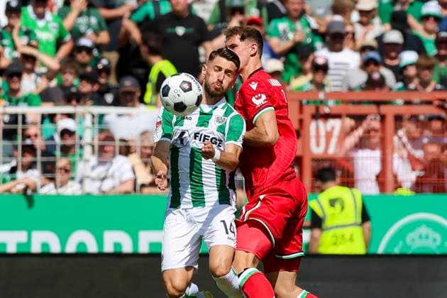 Babis Makridis (SC Preussen Muenster) und Phil Neumann (Hannover 96) kaempfen um den Ball, 2. Bundesliga, Preußen Münster vs Hannover 96, Preußenstadion, 11.08.2024, Münster, Deutschland.