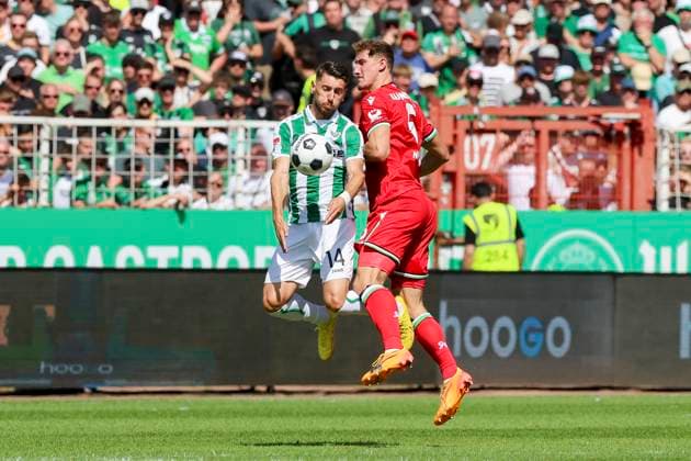 Babis Makridis (SC Preussen Muenster) und Phil Neumann (Hannover 96) kaempfen um den Ball, 2. Bundesliga, Preußen Münster vs Hannover 96, Preußenstadion, 11.08.2024, Münster, Deutschland.