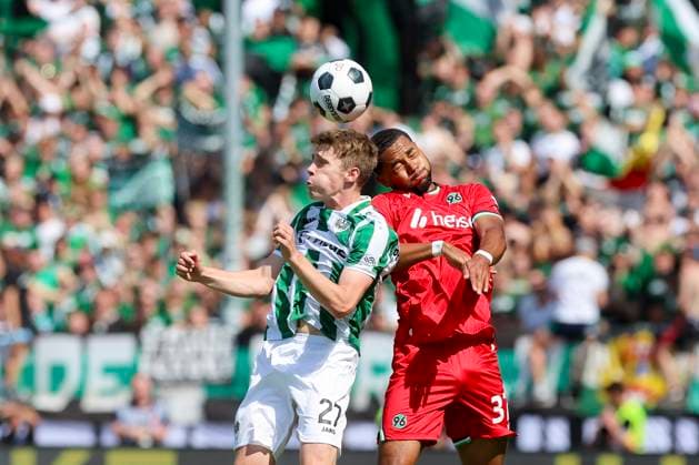 Jano Ter Horst (SC Preussen Muenster) und Brooklyn Ezeh (Hannover 96) kaempfen um den Ball, 2. Bundesliga, Preußen Münster vs Hannover 96, Preußenstadion, 11.08.2024, Münster, Deutschland.
