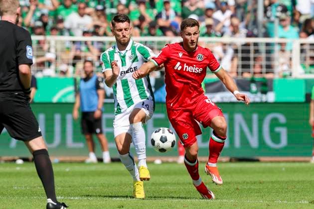 Babis Makridis (SC Preussen Muenster) und Enzo Leopold (Hannover 96) kaempfen um den Ball, 2. Bundesliga, Preußen Münster vs Hannover 96, Preußenstadion, 11.08.2024, Münster, Deutschland.