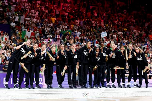 OLYMPICS - Olympic Summer Games 2024 PARIS,FRANCE,11.AUG.24 - OLYMPICS, VOLLEYBALL - Olympic Summer Games Paris 2024, women, final, USA vs Italy. Image shows the team of Italy. keywords: medal.  GEPAxpictures xPatrickxSteiner