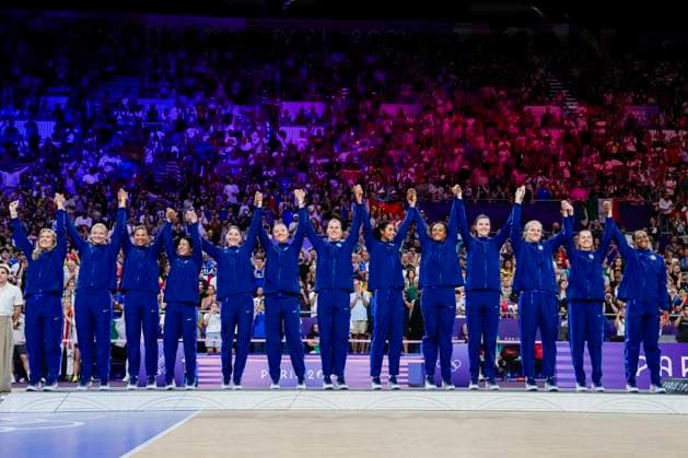 PARIS, FRANCE - AUGUST 11: TEAM USA won the Silver medal during the Women s Gold Medal Match, Match 26, United States of America vs Italy on day sixteen of the Olympic Games, Olympische Spiele, Olympia, OS Paris 2024 at Paris Arena on August 11, 2024 in Paris, France. Paris Paris Arena France Copyright: xJustPictures.ch JarixPestelaccix jp-en-EuSpIm-_JPH0050