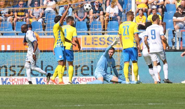 Eintracht BS vs 1. FC Magdeburg Braunschweig, 11.08.2024, Fußball, Saison 23 24, 2. Bundesliga, 2. Spieltag, Eintracht Braunschweig vs 1. FC Magdeburg, Bild zeigt: Das 3:0 für Magdeburg durch Silas Gnaka (FCM, 25), Im Tor Lennart Grill (BTSV, 1) Braunschweig