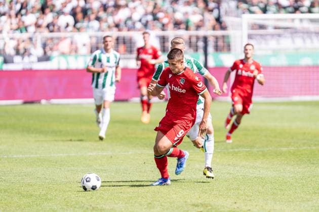 GER, 2. FBL, Preußen Münster Preussen Muenster vs Hannover 96 11.08.2024, Preußenstadion, Münster, GER, 2. FBL, Preußen Münster Preussen Muenster vs Hannover 96 Im Bild: Nicolo Tresoldi (Hannover 96, 9) Einzelaktion; Ganzkörper Ganzkoerper ; Ball am Fuss;