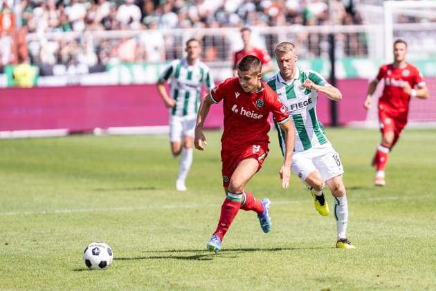 GER, 2. FBL, Preußen Münster Preussen Muenster vs Hannover 96 11.08.2024, Preußenstadion, Münster, GER, 2. FBL, Preußen Münster Preussen Muenster vs Hannover 96 Im Bild: Zweikampf zwischen Nicolo Tresoldi (Hannover 96, 9) und Marc Lorenz (Preußen Münster Preussen Muenster, 18)