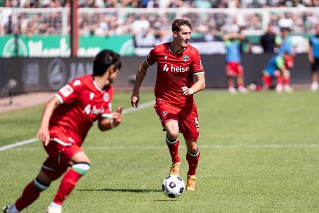 GER, 2. FBL, Preußen Münster Preussen Muenster vs Hannover 96 11.08.2024, Preußenstadion, Münster, GER, 2. FBL, Preußen Münster Preussen Muenster vs Hannover 96 Im Bild: Phil Neumann (Hannover 96, 5) Einzelaktion; Ganzkörper Ganzkoerper ; Ball am Fuss;