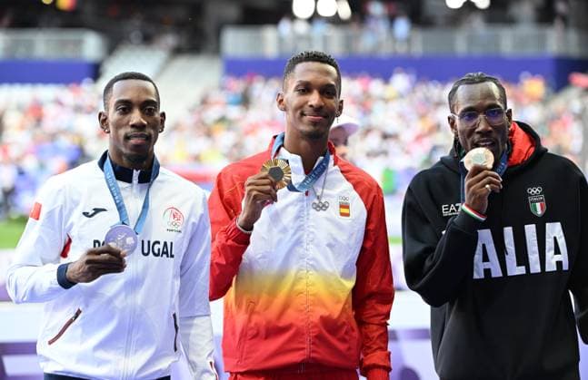 Paris 2024, Leichtathletik, Männer, Dreisprung, Siegerehrung 10th August 2024; Paris Olympic Games, Olympische Spiele, Olympia, OS Stade de France, Paris, France, Day 15; Athletics, Mens Triple Jump medal ceremony, DIAZ FORTUN Jordan Alejandro of Spain, gold, PICHARDO Pedro of Portugal, Silver and DIAZ HERNANDEZ Andy of Italy the Bronze ActionPlus12680449 SimonxWest