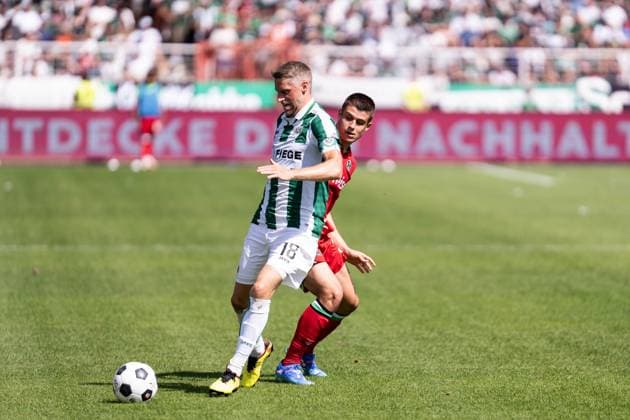 GER, 2. FBL, Preußen Münster Preussen Muenster vs Hannover 96 11.08.2024, Preußenstadion, Münster, GER, 2. FBL, Preußen Münster Preussen Muenster vs Hannover 96 Im Bild: Zweikampf zwischen Nicolo Tresoldi (Hannover 96, 9) und Marc Lorenz (Preußen Münster Preussen Muenster, 18)
