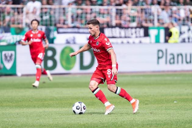GER, 2. FBL, Preußen Münster Preussen Muenster vs Hannover 96 11.08.2024, Preußenstadion, Münster, GER, 2. FBL, Preußen Münster Preussen Muenster vs Hannover 96 Im Bild: Enzo Leopold (Hannover 96, 8) Einzelaktion; Ganzkörper Ganzkoerper ; Ball am Fuss;