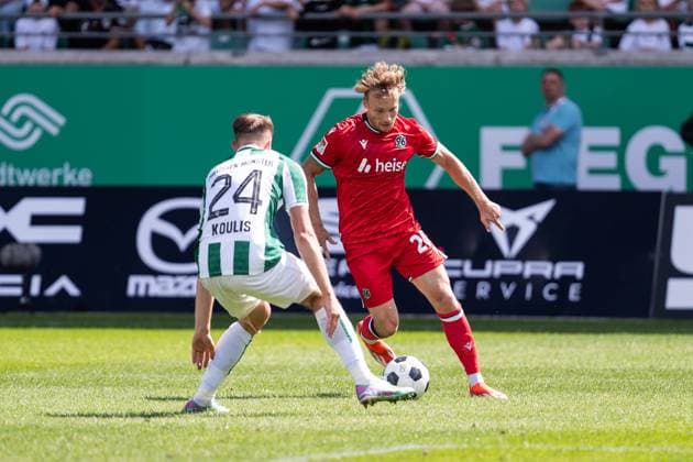 GER, 2. FBL, Preußen Münster Preussen Muenster vs Hannover 96 11.08.2024, Preußenstadion, Münster, GER, 2. FBL, Preußen Münster Preussen Muenster vs Hannover 96 Im Bild: Zweikampf zwischen Jannik Dehm (Hannover 96, 20) Niko Koulis (Preußen Münster Preussen Muenster, 24)