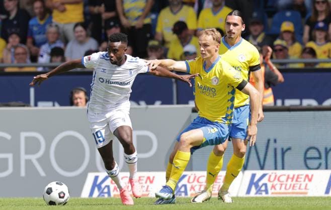 Lubambo Musonda (1. FC Magdeburg), Niklas Tauer (Eintracht Braunschweig) Fussball, Herren, Saison 2024 2025 2.BL, Eintracht Stadion, Eintracht Braunschweig gegen 1.FC Magdeburg DFL REGULATIONS PROHIBIT ANY USE OF PHOTOGRAPHS AS IMAGE SEQUENCES AND OR QUASI-VIDEO.