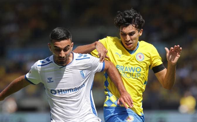 Livan Burcu (1. FC Magdeburg), Johan Gomez (Eintracht Braunschweig) Fussball, Herren, Saison 2024 2025 2.BL, Eintracht Stadion, Eintracht Braunschweig gegen 1.FC Magdeburg DFL REGULATIONS PROHIBIT ANY USE OF PHOTOGRAPHS AS IMAGE SEQUENCES AND OR QUASI-VIDEO.