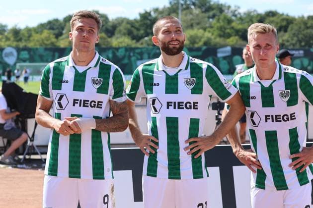 GER, Preussen Muenster gegen Hannover 96, Fussball, 2.Liga, 2. Spieltag, Spielzeit 2024 2025, 11.08.2024 Joel Grodowski (Preussen Muenster, 9), Rico Preissinger (Preussen Muenster, 21), Joshua Mees Joel Grodowski (Preussen Muenster, 8) DFL REGULATIONS PROHIBIT ANY USE OF PHOTOGRAPHS AS IMAGE SEQUENCES AND OR QUASI-VIDEO GER, Preussen Muenster gegen Hannover 96, Fussball, 2.Liga, 2. Spieltag, Spielzeit 2024 2025, 11.08.2024 Muenster