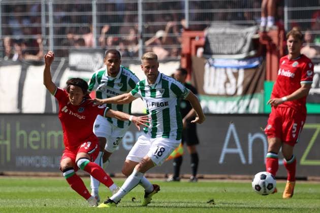 GER, Preussen Muenster gegen Hannover 96, Fussball, 2.Liga, 2. Spieltag, Spielzeit 2024 2025, 11.08.2024 Sei Muroya (Hannover 96, 21) Marc Lorenz (Preussen Muenster, 18) DFL REGULATIONS PROHIBIT ANY USE OF PHOTOGRAPHS AS IMAGE SEQUENCES AND OR QUASI-VIDEO GER, Preussen Muenster gegen Hannover 96, Fussball, 2.Liga, 2. Spieltag, Spielzeit 2024 2025, 11.08.2024 Muenster